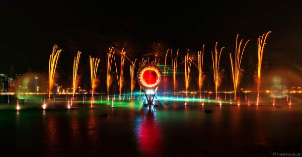 Gigantische Wassershow während der FIFA Fussball-Weltmeisterschaft Katar 2022 in Doha mit Drohnen, Laser, Licht und Feuerwerk - Corniche Water Show WELCOME TO QATAR at the FIFA World Cup Qatar 2022 with Drone Show, Laser, Light and Fireworks