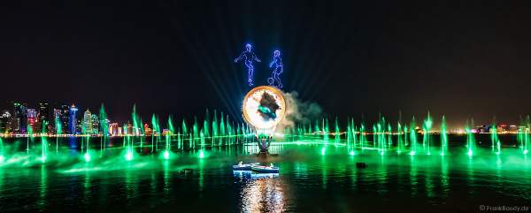 Gigantische Wassershow während der FIFA Fussball-Weltmeisterschaft Katar 2022 in Doha mit Drohnen, Laser, Licht und Feuerwerk - Corniche Water Show WELCOME TO QATAR at the FIFA World Cup Qatar 2022 with Drone Show, Laser, Light and Fireworks