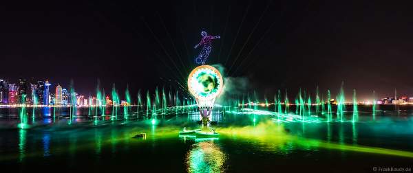 Gigantische Wassershow während der FIFA Fussball-Weltmeisterschaft Katar 2022 in Doha mit Drohnen, Laser, Licht und Feuerwerk - Corniche Water Show WELCOME TO QATAR at the FIFA World Cup Qatar 2022 with Drone Show, Laser, Light and Fireworks