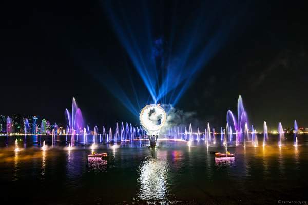 Gigantische Wassershow während der FIFA Fussball-Weltmeisterschaft Katar 2022 in Doha mit Drohnen, Laser, Licht und Feuerwerk - Corniche Water Show WELCOME TO QATAR at the FIFA World Cup Qatar 2022 with Drone Show, Laser, Light and Fireworks
