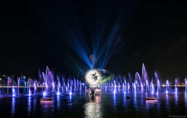 Gigantische Wassershow während der FIFA Fussball-Weltmeisterschaft Katar 2022 in Doha mit Drohnen, Laser, Licht und Feuerwerk - Corniche Water Show WELCOME TO QATAR at the FIFA World Cup Qatar 2022 with Drone Show, Laser, Light and Fireworks