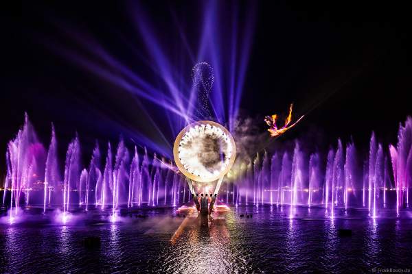 Gigantische Wassershow während der FIFA Fussball-Weltmeisterschaft Katar 2022 in Doha mit Drohnen, Laser, Licht und Feuerwerk - Corniche Water Show WELCOME TO QATAR at the FIFA World Cup Qatar 2022 with Drone Show, Laser, Light and Fireworks