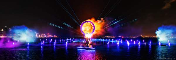 Gigantische Wassershow während der FIFA Fussball-Weltmeisterschaft Katar 2022 in Doha mit Drohnen, Laser, Licht und Feuerwerk - Corniche Water Show WELCOME TO QATAR at the FIFA World Cup Qatar 2022 with Drone Show, Laser, Light and Fireworks