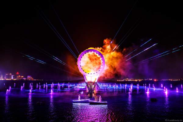 Gigantische Wassershow während der FIFA Fussball-Weltmeisterschaft Katar 2022 in Doha mit Drohnen, Laser, Licht und Feuerwerk - Corniche Water Show WELCOME TO QATAR at the FIFA World Cup Qatar 2022 with Drone Show, Laser, Light and Fireworks