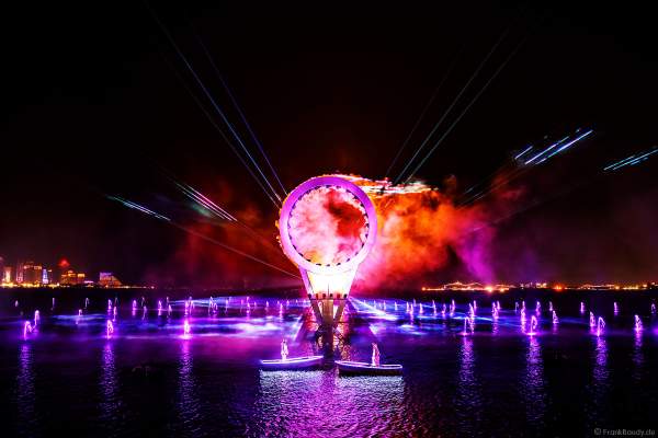 Gigantische Wassershow während der FIFA Fussball-Weltmeisterschaft Katar 2022 in Doha mit Drohnen, Laser, Licht und Feuerwerk - Corniche Water Show WELCOME TO QATAR at the FIFA World Cup Qatar 2022 with Drone Show, Laser, Light and Fireworks