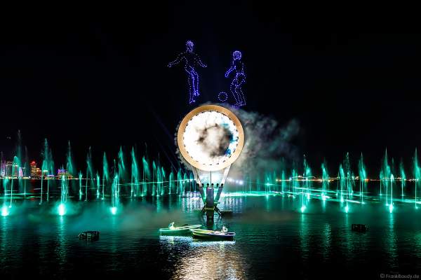 Gigantische Wassershow während der FIFA Fussball-Weltmeisterschaft Katar 2022 in Doha mit Drohnen, Laser, Licht und Feuerwerk - Corniche Water Show WELCOME TO QATAR at the FIFA World Cup Qatar 2022 with Drone Show, Laser, Light and Fireworks