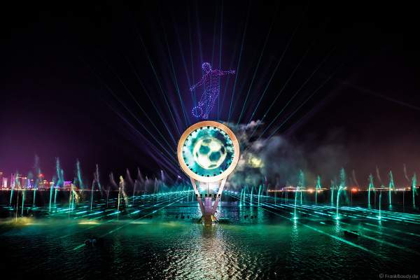 Gigantische Wassershow während der FIFA Fussball-Weltmeisterschaft Katar 2022 in Doha mit Drohnen, Laser, Licht und Feuerwerk - Corniche Water Show WELCOME TO QATAR at the FIFA World Cup Qatar 2022 with Drone Show, Laser, Light and Fireworks