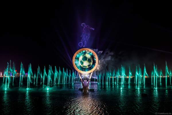 Gigantische Wassershow während der FIFA Fussball-Weltmeisterschaft Katar 2022 in Doha mit Drohnen, Laser, Licht und Feuerwerk - Corniche Water Show WELCOME TO QATAR at the FIFA World Cup Qatar 2022 with Drone Show, Laser, Light and Fireworks