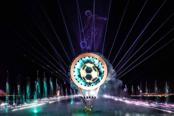 Gigantische Wassershow während der FIFA Fussball-Weltmeisterschaft Katar 2022 in Doha mit Drohnen, Laser, Licht und Feuerwerk - Corniche Water Show WELCOME TO QATAR at the FIFA World Cup Qatar 2022 with Drone Show, Laser, Light and Fireworks