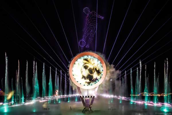 Gigantische Wassershow während der FIFA Fussball-Weltmeisterschaft Katar 2022 in Doha mit Drohnen, Laser, Licht und Feuerwerk - Corniche Water Show WELCOME TO QATAR at the FIFA World Cup Qatar 2022 with Drone Show, Laser, Light and Fireworks