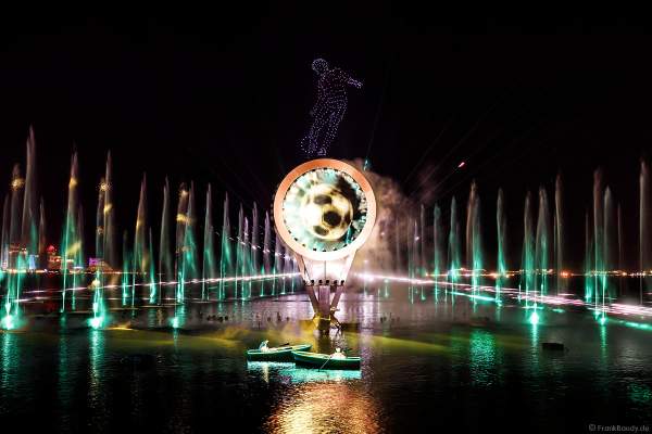 Gigantische Wassershow während der FIFA Fussball-Weltmeisterschaft Katar 2022 in Doha mit Drohnen, Laser, Licht und Feuerwerk - Corniche Water Show WELCOME TO QATAR at the FIFA World Cup Qatar 2022 with Drone Show, Laser, Light and Fireworks