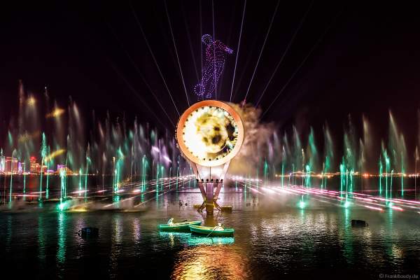 Gigantische Wassershow während der FIFA Fussball-Weltmeisterschaft Katar 2022 in Doha mit Drohnen, Laser, Licht und Feuerwerk - Corniche Water Show WELCOME TO QATAR at the FIFA World Cup Qatar 2022 with Drone Show, Laser, Light and Fireworks