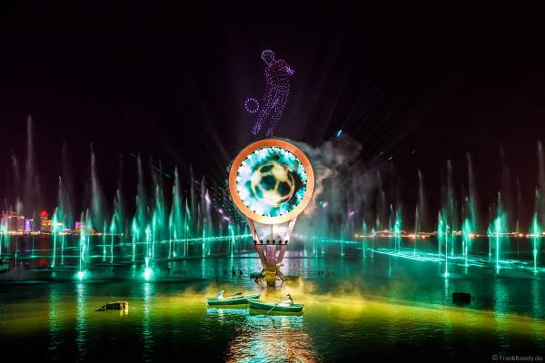 Gigantische Wassershow während der FIFA Fussball-Weltmeisterschaft Katar 2022 in Doha mit Drohnen, Laser, Licht und Feuerwerk - Corniche Water Show WELCOME TO QATAR at the FIFA World Cup Qatar 2022 with Drone Show, Laser, Light and Fireworks