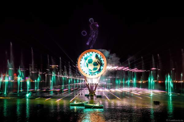 Gigantische Wassershow während der FIFA Fussball-Weltmeisterschaft Katar 2022 in Doha mit Drohnen, Laser, Licht und Feuerwerk - Corniche Water Show WELCOME TO QATAR at the FIFA World Cup Qatar 2022 with Drone Show, Laser, Light and Fireworks