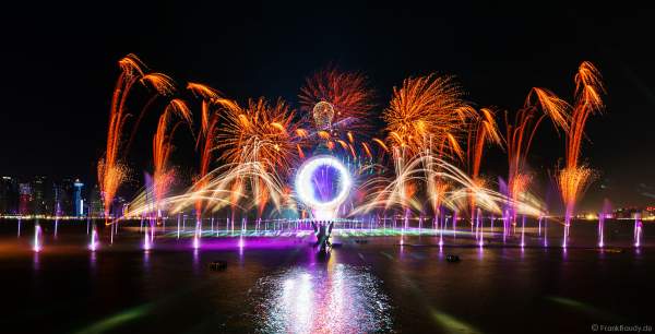 Gigantische Wassershow während der FIFA Fussball-Weltmeisterschaft Katar 2022 in Doha mit Drohnen, Laser, Licht und Feuerwerk - Corniche Water Show WELCOME TO QATAR at the FIFA World Cup Qatar 2022 with Drone Show, Laser, Light and Fireworks