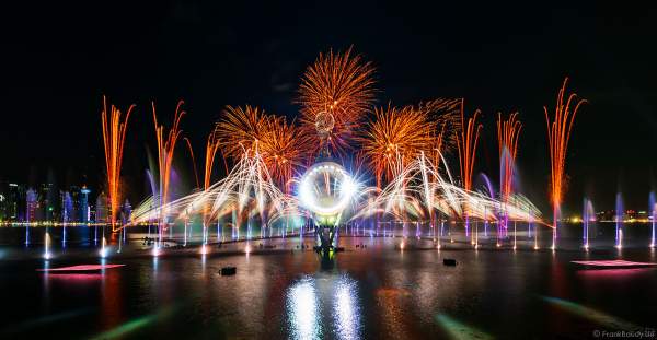 Gigantische Wassershow während der FIFA Fussball-Weltmeisterschaft Katar 2022 in Doha mit Drohnen, Laser, Licht und Feuerwerk - Corniche Water Show WELCOME TO QATAR at the FIFA World Cup Qatar 2022 with Drone Show, Laser, Light and Fireworks