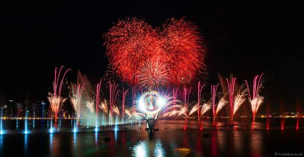 Gigantische Wassershow während der FIFA Fussball-Weltmeisterschaft Katar 2022 in Doha mit Drohnen, Laser, Licht und Feuerwerk - Corniche Water Show WELCOME TO QATAR at the FIFA World Cup Qatar 2022 with Drone Show, Laser, Light and Fireworks