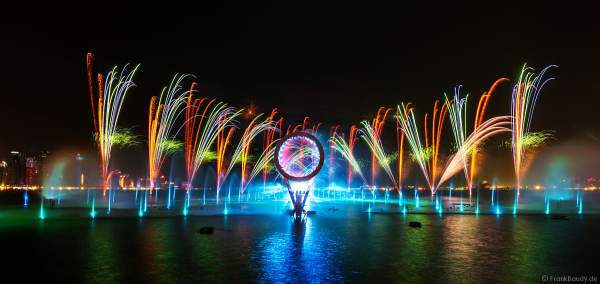 Gigantische Wassershow während der FIFA Fussball-Weltmeisterschaft Katar 2022 in Doha mit Drohnen, Laser, Licht und Feuerwerk - Corniche Water Show WELCOME TO QATAR at the FIFA World Cup Qatar 2022 with Drone Show, Laser, Light and Fireworks