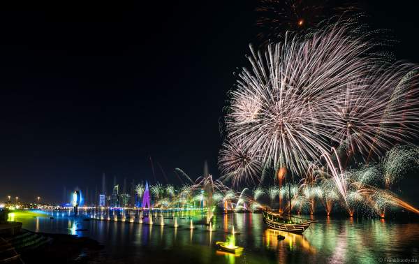 Gigantische Wassershow während der FIFA Fussball-Weltmeisterschaft Katar 2022 in Doha mit Drohnen, Laser, Licht und Feuerwerk - Corniche Water Show WELCOME TO QATAR at the FIFA World Cup Qatar 2022 with Drone Show, Laser, Light and Fireworks