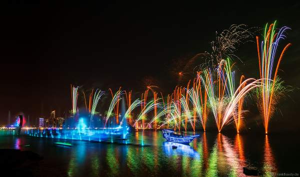 Gigantische Wassershow während der FIFA Fussball-Weltmeisterschaft Katar 2022 in Doha mit Drohnen, Laser, Licht und Feuerwerk - Corniche Water Show WELCOME TO QATAR at the FIFA World Cup Qatar 2022 with Drone Show, Laser, Light and Fireworks
