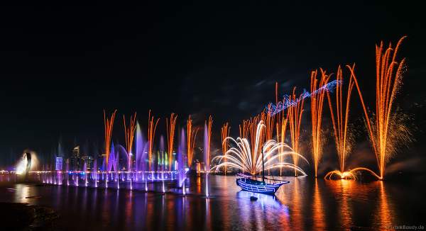 Gigantische Wassershow während der FIFA Fussball-Weltmeisterschaft Katar 2022 in Doha mit Drohnen, Laser, Licht und Feuerwerk - Corniche Water Show WELCOME TO QATAR at the FIFA World Cup Qatar 2022 with Drone Show, Laser, Light and Fireworks