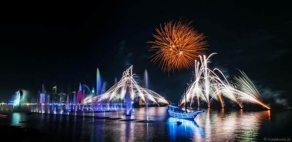 Gigantische Wassershow während der FIFA Fussball-Weltmeisterschaft Katar 2022 in Doha mit Drohnen, Laser, Licht und Feuerwerk - Corniche Water Show WELCOME TO QATAR at the FIFA World Cup Qatar 2022 with Drone Show, Laser, Light and Fireworks