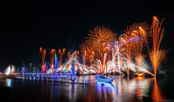Gigantische Wassershow während der FIFA Fussball-Weltmeisterschaft Katar 2022 in Doha mit Drohnen, Laser, Licht und Feuerwerk - Corniche Water Show WELCOME TO QATAR at the FIFA World Cup Qatar 2022 with Drone Show, Laser, Light and Fireworks