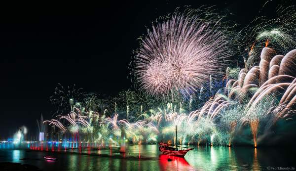 Gigantische Wassershow während der FIFA Fussball-Weltmeisterschaft Katar 2022 in Doha mit Drohnen, Laser, Licht und Feuerwerk - Corniche Water Show WELCOME TO QATAR at the FIFA World Cup Qatar 2022 with Drone Show, Laser, Light and Fireworks