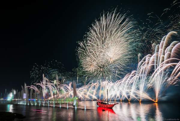 Gigantische Wassershow während der FIFA Fussball-Weltmeisterschaft Katar 2022 in Doha mit Drohnen, Laser, Licht und Feuerwerk - Corniche Water Show WELCOME TO QATAR at the FIFA World Cup Qatar 2022 with Drone Show, Laser, Light and Fireworks