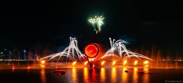 Gigantische Wassershow während der FIFA Fussball-Weltmeisterschaft Katar 2022 in Doha mit Drohnen, Laser, Licht und Feuerwerk - Corniche Water Show WELCOME TO QATAR at the FIFA World Cup Qatar 2022 with Drone Show, Laser, Light and Fireworks