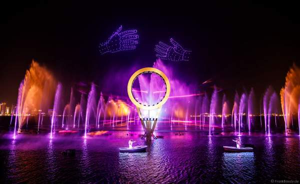 Gigantische Wassershow während der FIFA Fussball-Weltmeisterschaft Katar 2022 in Doha mit Drohnen, Laser, Licht und Feuerwerk - Corniche Water Show WELCOME TO QATAR at the FIFA World Cup Qatar 2022 with Drone Show, Laser, Light and Fireworks