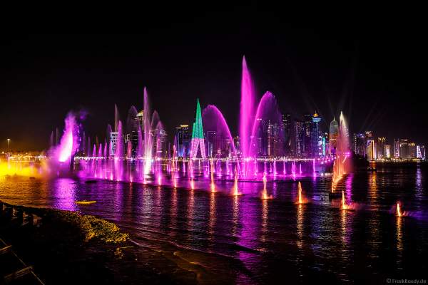 Gigantische Wassershow während der FIFA Fussball-Weltmeisterschaft Katar 2022 in Doha mit Drohnen, Laser, Licht und Feuerwerk - Corniche Water Show WELCOME TO QATAR at the FIFA World Cup Qatar 2022 with Drone Show, Laser, Light and Fireworks