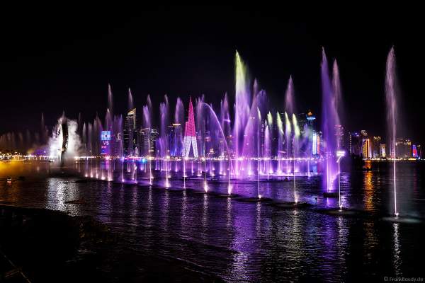 Gigantische Wassershow während der FIFA Fussball-Weltmeisterschaft Katar 2022 in Doha mit Drohnen, Laser, Licht und Feuerwerk - Corniche Water Show WELCOME TO QATAR at the FIFA World Cup Qatar 2022 with Drone Show, Laser, Light and Fireworks