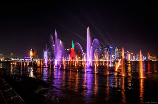 Gigantische Wassershow während der FIFA Fussball-Weltmeisterschaft Katar 2022 in Doha mit Drohnen, Laser, Licht und Feuerwerk - Corniche Water Show WELCOME TO QATAR at the FIFA World Cup Qatar 2022 with Drone Show, Laser, Light and Fireworks
