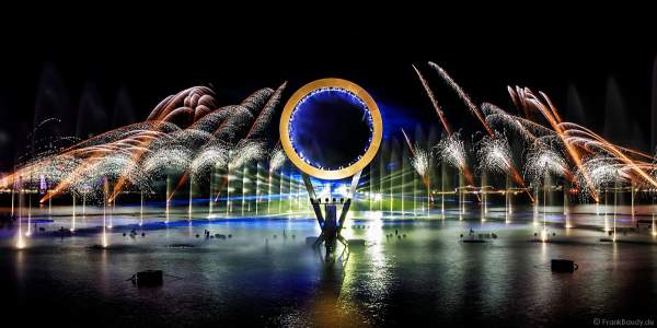 Gigantische Wassershow während der FIFA Fussball-Weltmeisterschaft Katar 2022 in Doha mit Drohnen, Laser, Licht und Feuerwerk - Corniche Water Show WELCOME TO QATAR at the FIFA World Cup Qatar 2022 with Drone Show, Laser, Light and Fireworks