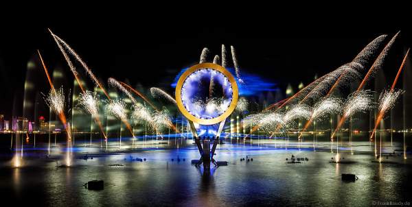 Gigantische Wassershow während der FIFA Fussball-Weltmeisterschaft Katar 2022 in Doha mit Drohnen, Laser, Licht und Feuerwerk - Corniche Water Show WELCOME TO QATAR at the FIFA World Cup Qatar 2022 with Drone Show, Laser, Light and Fireworks