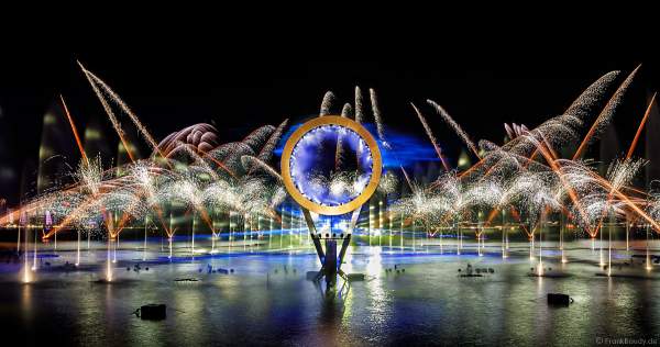 Gigantische Wassershow während der FIFA Fussball-Weltmeisterschaft Katar 2022 in Doha mit Drohnen, Laser, Licht und Feuerwerk - Corniche Water Show WELCOME TO QATAR at the FIFA World Cup Qatar 2022 with Drone Show, Laser, Light and Fireworks