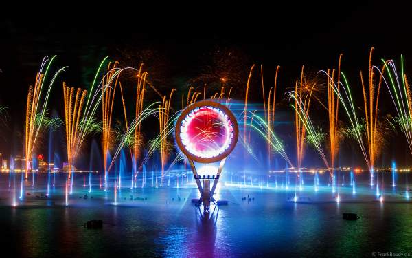 Gigantische Wassershow während der FIFA Fussball-Weltmeisterschaft Katar 2022 in Doha mit Drohnen, Laser, Licht und Feuerwerk - Corniche Water Show WELCOME TO QATAR at the FIFA World Cup Qatar 2022 with Drone Show, Laser, Light and Fireworks