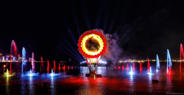 Gigantische Wassershow während der FIFA Fussball-Weltmeisterschaft Katar 2022 in Doha mit Drohnen, Laser, Licht und Feuerwerk - Corniche Water Show WELCOME TO QATAR at the FIFA World Cup Qatar 2022 with Drone Show, Laser, Light and Fireworks