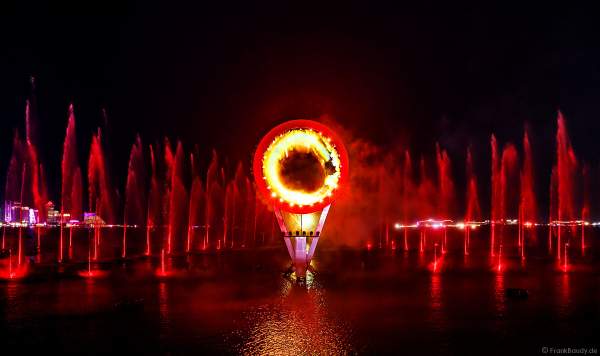 Gigantische Wassershow während der FIFA Fussball-Weltmeisterschaft Katar 2022 in Doha mit Drohnen, Laser, Licht und Feuerwerk - Corniche Water Show WELCOME TO QATAR at the FIFA World Cup Qatar 2022 with Drone Show, Laser, Light and Fireworks