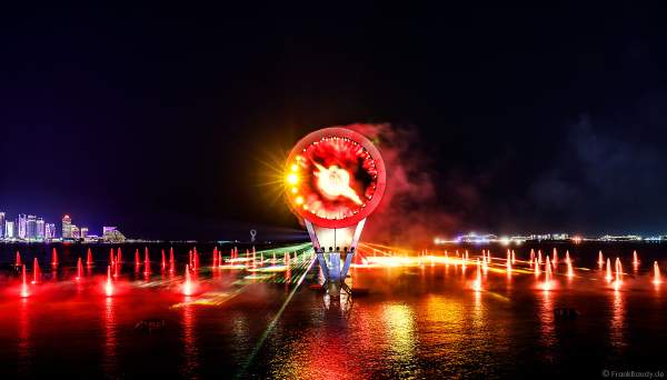 Gigantische Wassershow während der FIFA Fussball-Weltmeisterschaft Katar 2022 in Doha mit Drohnen, Laser, Licht und Feuerwerk - Corniche Water Show WELCOME TO QATAR at the FIFA World Cup Qatar 2022 with Drone Show, Laser, Light and Fireworks