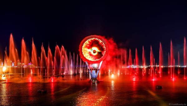 Gigantische Wassershow während der FIFA Fussball-Weltmeisterschaft Katar 2022 in Doha mit Drohnen, Laser, Licht und Feuerwerk - Corniche Water Show WELCOME TO QATAR at the FIFA World Cup Qatar 2022 with Drone Show, Laser, Light and Fireworks