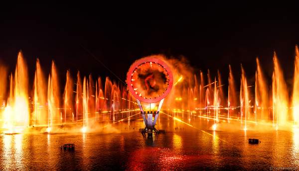 Gigantische Wassershow während der FIFA Fussball-Weltmeisterschaft Katar 2022 in Doha mit Drohnen, Laser, Licht und Feuerwerk - Corniche Water Show WELCOME TO QATAR at the FIFA World Cup Qatar 2022 with Drone Show, Laser, Light and Fireworks