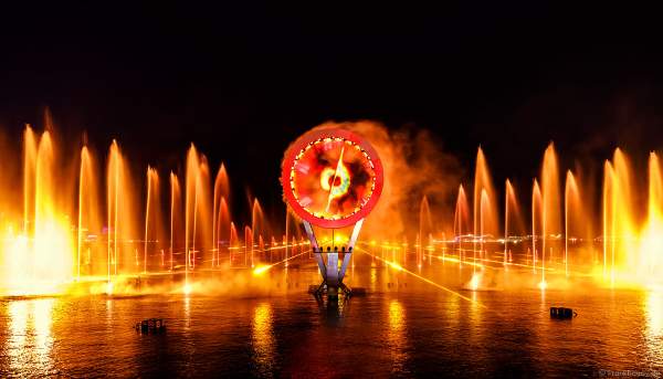 Gigantische Wassershow während der FIFA Fussball-Weltmeisterschaft Katar 2022 in Doha mit Drohnen, Laser, Licht und Feuerwerk - Corniche Water Show WELCOME TO QATAR at the FIFA World Cup Qatar 2022 with Drone Show, Laser, Light and Fireworks