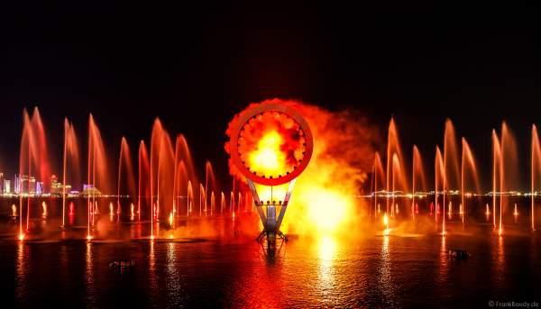 Gigantische Wassershow während der FIFA Fussball-Weltmeisterschaft Katar 2022 in Doha mit Drohnen, Laser, Licht und Feuerwerk - Corniche Water Show WELCOME TO QATAR at the FIFA World Cup Qatar 2022 with Drone Show, Laser, Light and Fireworks