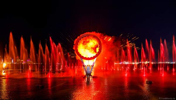 Gigantische Wassershow während der FIFA Fussball-Weltmeisterschaft Katar 2022 in Doha mit Drohnen, Laser, Licht und Feuerwerk - Corniche Water Show WELCOME TO QATAR at the FIFA World Cup Qatar 2022 with Drone Show, Laser, Light and Fireworks