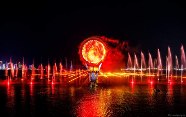 Gigantische Wassershow während der FIFA Fussball-Weltmeisterschaft Katar 2022 in Doha mit Drohnen, Laser, Licht und Feuerwerk - Corniche Water Show WELCOME TO QATAR at the FIFA World Cup Qatar 2022 with Drone Show, Laser, Light and Fireworks