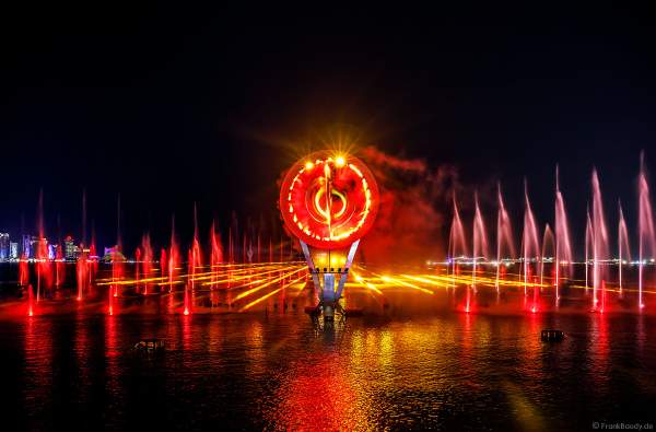 Gigantische Wassershow während der FIFA Fussball-Weltmeisterschaft Katar 2022 in Doha mit Drohnen, Laser, Licht und Feuerwerk - Corniche Water Show WELCOME TO QATAR at the FIFA World Cup Qatar 2022 with Drone Show, Laser, Light and Fireworks