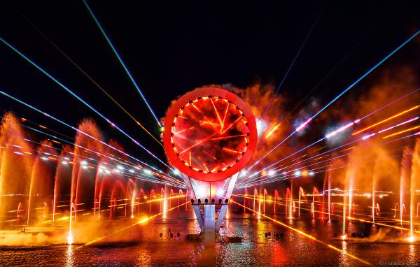 Gigantische Wassershow während der FIFA Fussball-Weltmeisterschaft Katar 2022 in Doha mit Drohnen, Laser, Licht und Feuerwerk - Corniche Water Show WELCOME TO QATAR at the FIFA World Cup Qatar 2022 with Drone Show, Laser, Light and Fireworks