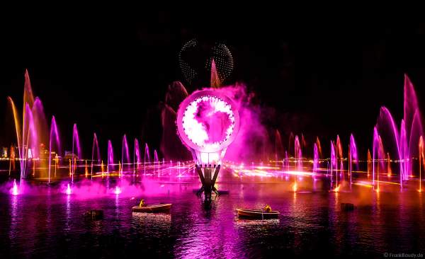 Gigantische Wassershow während der FIFA Fussball-Weltmeisterschaft Katar 2022 in Doha mit Drohnen, Laser, Licht und Feuerwerk - Corniche Water Show WELCOME TO QATAR at the FIFA World Cup Qatar 2022 with Drone Show, Laser, Light and Fireworks